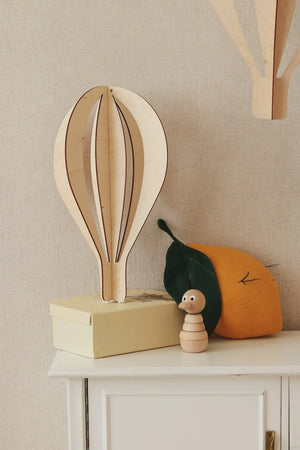 Décoration de plafond montgolfières 3D en bois avec finition naturelle, présentée sur une étagère