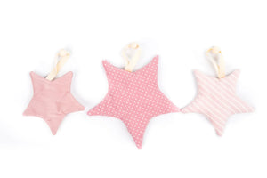 Set de tres decoraciones infantiles de estrellas de tela rosa con patrones de lunares y rayas.