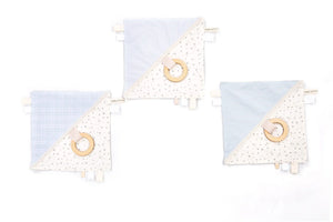 Set de tres doudous de algodón para bebé con aros de dentición de madera y patrones de estrellas azules.