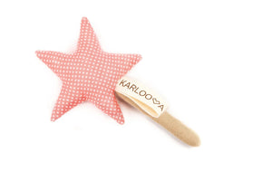 Sonajero de tela para bebé en forma de estrella de lunares rosas con lazo beige y etiqueta Karloova.