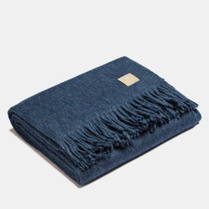 Coperta in pregiata lana ALPAKA blu navy con texture morbida e classiche frange