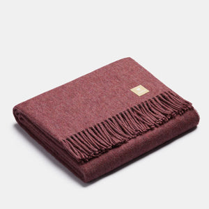Coperta in pregiata lana ALPAKA bordeaux con texture morbida e classiche frange