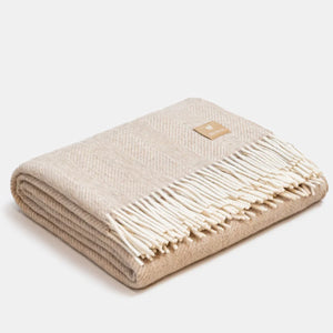 Coperta in pregiata lana ALPAKA a spina di pesce color cammello e bianco con motivo a lisca di pesce e classiche frange bianche