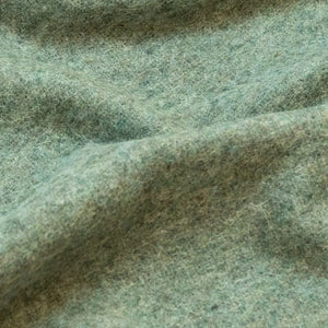 Coperta in pregiata lana ALPAKA a spina di pesce verde chiaro con texture morbida e classiche frange
