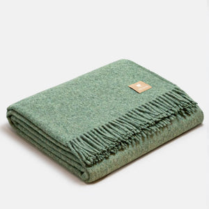 Coperta in pregiata lana ALPAKA a spina di pesce verde chiaro, piegata