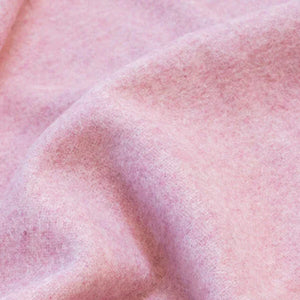 Tessuto in lana ALPAKA a spina di pesce rosa che mostra la trama naturale della fibra eco-friendly