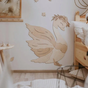 Arte mural de cisne en madera natural con corona floral, decoración infantil, diseño artesanal europeo.