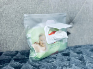 Nahaufnahme des herausnehmbaren, mattierten Feuchttücher-Etuis für die Älly Baby-Handtasche mit praktischem, weißem Flip-Top-Deckel.