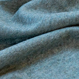 Tessuto in lana ALPAKA azzurra che mostra la trama naturale della fibra eco-friendly