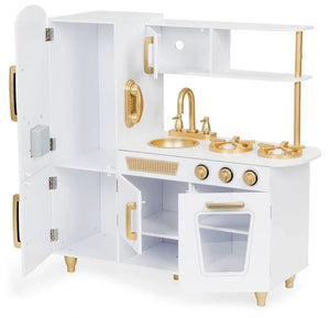 Photo studio de la cuisine Angelove blanche et dorée avec réfrigérateur, micro-ondes, four et portes de placard grand ouverts, montrant le vaste espace de rangement intérieur pour la dînette.