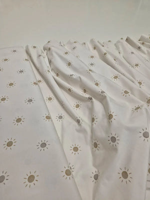 Tessuto per body in cotone bianco per bebè con fantasia minimalista a sole