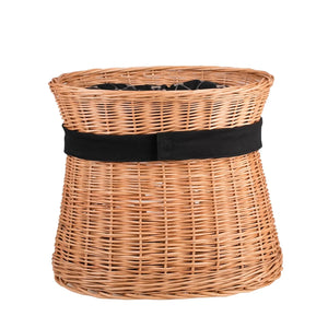 Rückansicht eines zweistöckigen Weiden-Katzenhauses mit schwarzem Stoffband und gemütlichem Kissen, designt als natürliche Haustiermöbel für stilvolle Interieurs.