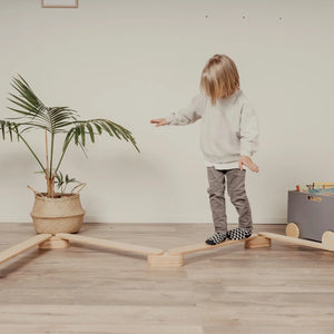 Set de cuatro vigas de equilibrio de madera para niños, acabado natural, uso en interiores, juego de inspiración Montessori