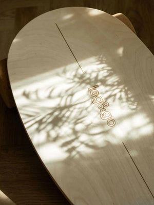 Tabla de equilibrio de madera con rodillo de ejercicio redondeado, acabado natural claro, entorno interior