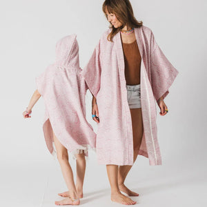 Poncho de bain enfant et peignoir adulte en bambou, vieux rose avec motif géométrique et capuche