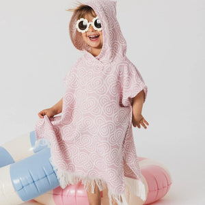 Poncho de bain enfant en bambou vieux rose avec capuche, motif tourbillon et ourlet à franges