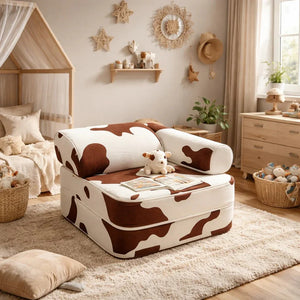 Sillón modular para niños con tapizado de estampado de vaca marrón y blanco en una habitación infantil acogedora