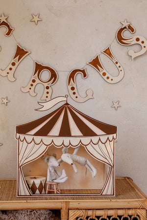 Zirkus-Puppentheater-Wanddeko aus Holz mit Trapez-Mäusen; in beige-brauner Farbkombination