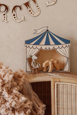 Zirkus-Puppentheater-Wanddeko aus Holz mit blau gestreiftem Zelt, Stoffmaus und Tierfiguren
