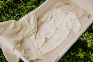 Set barboteuse et couverture bébé en tricot crème en coton bio avec motif œillet délicat