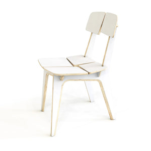 Sedia di design in compensato con seduta e schienale modulari bianchi, bordi in legno naturale e gambe curve per interni minimalisti scandinavi.