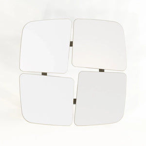 Vista dall'alto di uno sgabello di design in compensato con superficie geometrica modulare bianca e pannelli quadrati arrotondati per interni minimalisti.