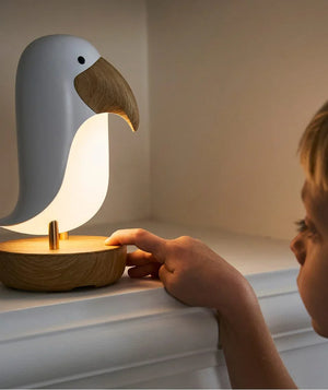 Luz nocturna infantil en forma de tucán con base y pico de madera, brillo blanco suave