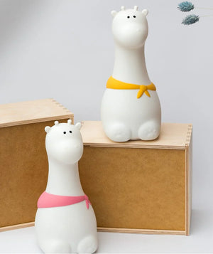 Ensemble de deux figurines girafe blanches pour décoration de chambre avec écharpes colorées, design moderne minimaliste