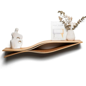 Mensola fluttuante da parete in legno curvato con decorazioni minimaliste, libro e vaso in ceramica