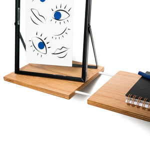 Mensola fluttuante da parete in legno con finitura naturale, supporti in metallo bianco, con decorazioni e taccuino