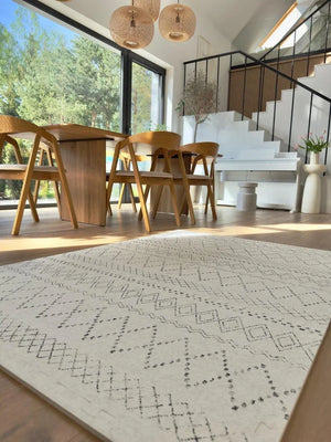 Boho-Puzzlematte mit geometrischem Muster in einem hellen, modernen Esszimmer