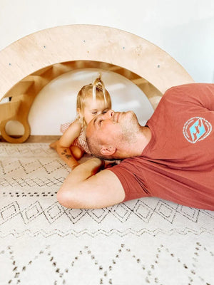 Boho-Puzzlematte mit geometrischem Muster im Babyzimmer