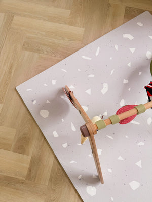 Tapis de jeu puzzle en mousse lavande à motif terrazzo sur parquet