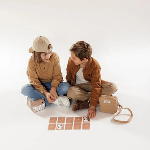 Enfants jouant au jeu de cartes de mémoire Hoppstar avec appareil photo beige pour enfants et étui