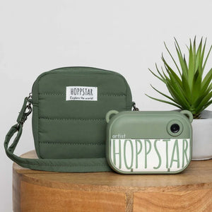 Borsa fotografica Hoppstar verde imbottita con fotocamera digitale per bambini abbinata su base in legno