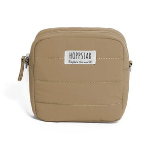 Borsa fotografica Hoppstar in beige con cuciture trapuntate e chiusura a zip, design minimal