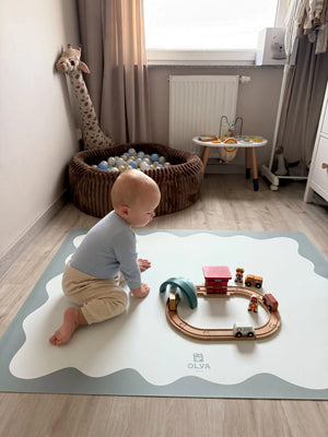 Tapis de sol antidérapant et imperméable pour enfant avec bordure bleue, enfant jouant sur le tapis