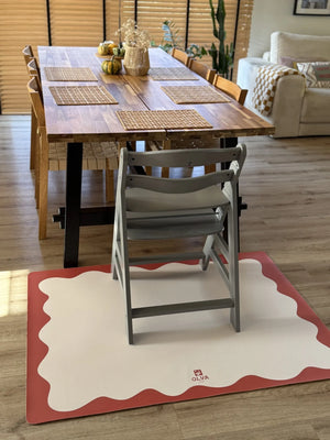 Tapis de sol antidérapant et imperméable pour le repas avec bordure rouge et chaise haute dans une salle à manger