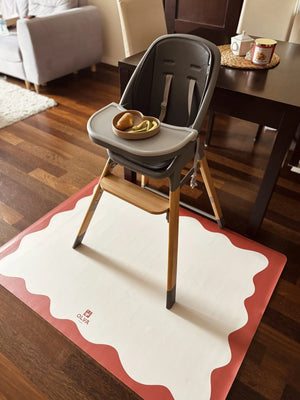 Tapis de sol pour enfant avec bordure rouge festonnée, antidérapant et imperméable, sous une chaise haute