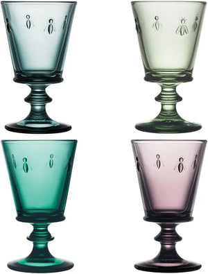 Set di quattro calici in vetro colorato con motivi ad ape incisi, nelle tonalità ottanio, verde, smeraldo e malva.