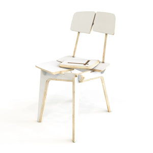 Moderna sedia di design in compensato con pannelli bianchi geometrici, schienale diviso e gambe in legno curvato per interni minimalisti scandinavi.