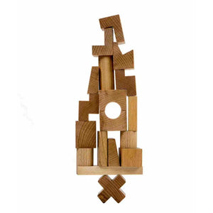 Blocs de construction en bois naturel disposés en tour créative, conçus pour la construction Montessori, la motricité fine et l'imagination.