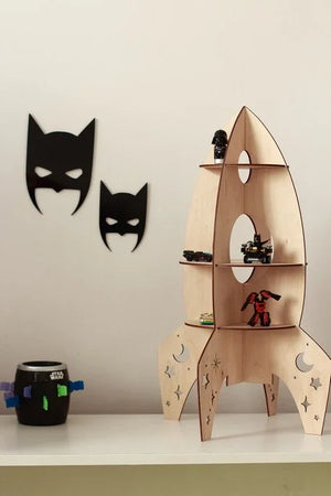 Estante infantil en forma de cohete de madera con diseños de luna y estrella recortados, decoración de autoensamblaje
