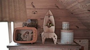 Estante cohete de madera de autoensamblaje con acabado natural, decoración infantil sobre cómoda de madera
