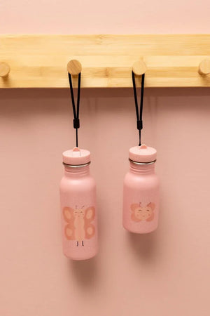 Gourdes inox roses avec papillons, suspendues à des crochets en bois.