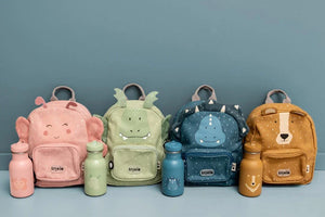 Ensemble de quatre sacs à dos pour enfants avec animaux et gourdes en inox assorties aux motifs ludiques sur fond bleu