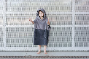 Poncho de bain enfant, éponge grise, à capuche avec pointes de dragon ludiques