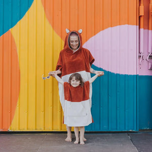 Poncho de bain enfant à capuche renard, bicolore marron/beige, poche avant, porté par enfant et adulte
