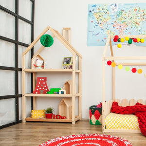 Scaffale naturale a forma di casetta accanto al letto abbinato in una cameretta a tema mappe
