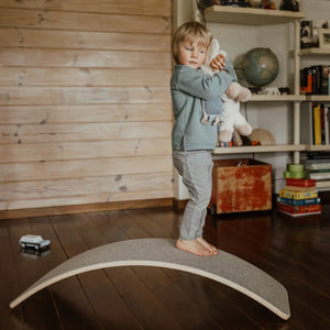 Tabla de equilibrio de madera con fieltro gris